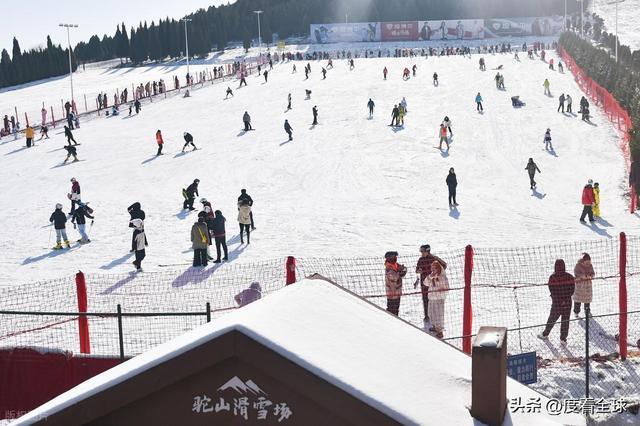 九游体育：从早嗨到晚！潍坊滑雪场单日客流破千冬季遛娃新地标诞生(图4)