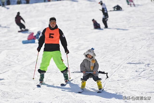 九游体育：从早嗨到晚！潍坊滑雪场单日客流破千冬季遛娃新地标诞生(图2)