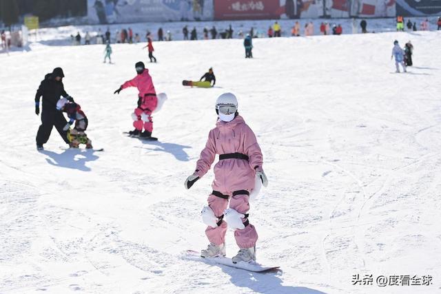 九游体育：从早嗨到晚！潍坊滑雪场单日客流破千冬季遛娃新地标诞生(图3)