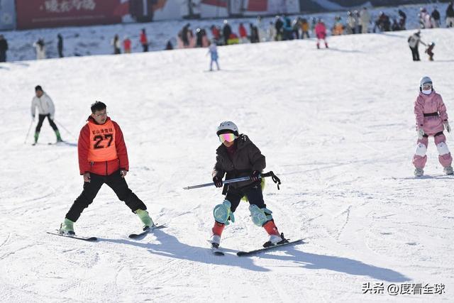 九游体育：从早嗨到晚！潍坊滑雪场单日客流破千冬季遛娃新地标诞生(图5)