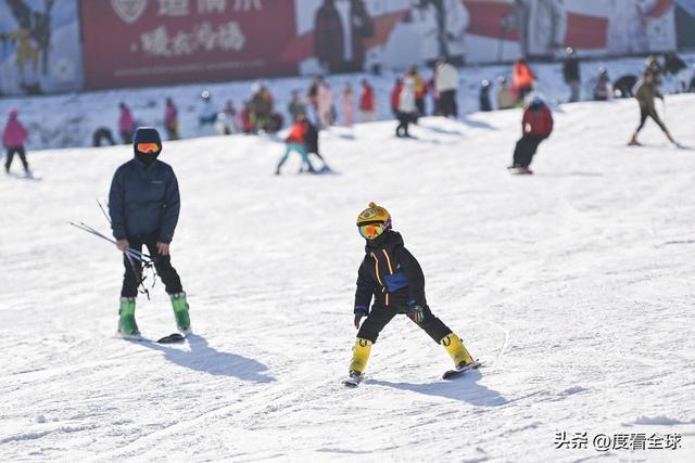 九游体育：从早嗨到晚！潍坊滑雪场单日客流破千冬季遛娃新地标诞生(图15)