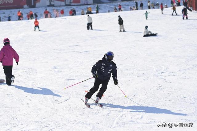 九游体育：从早嗨到晚！潍坊滑雪场单日客流破千冬季遛娃新地标诞生(图14)
