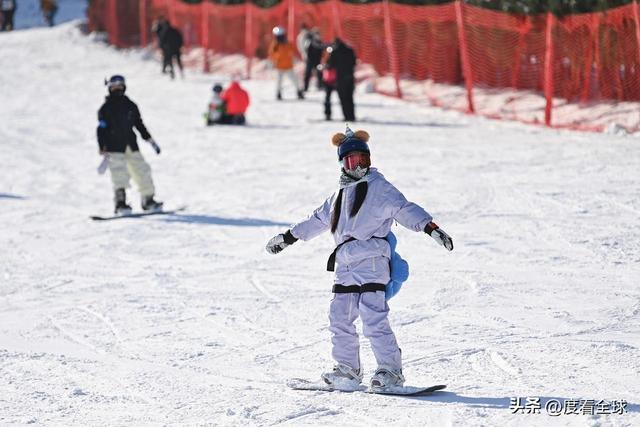 九游体育：从早嗨到晚！潍坊滑雪场单日客流破千冬季遛娃新地标诞生(图18)