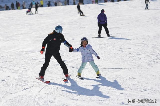 九游体育：从早嗨到晚！潍坊滑雪场单日客流破千冬季遛娃新地标诞生(图11)