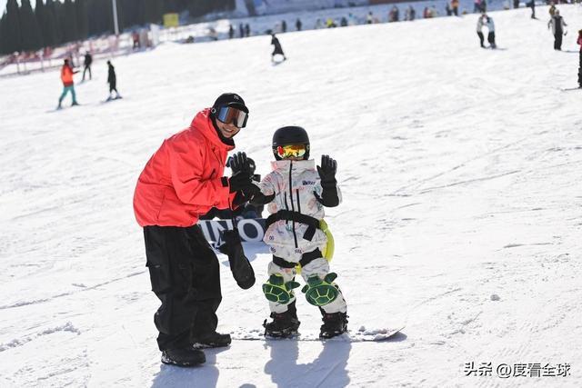 九游体育：从早嗨到晚！潍坊滑雪场单日客流破千冬季遛娃新地标诞生(图17)