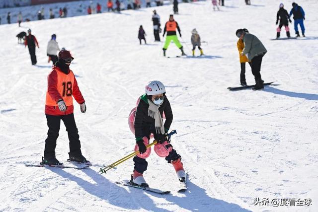 九游体育：从早嗨到晚！潍坊滑雪场单日客流破千冬季遛娃新地标诞生(图20)