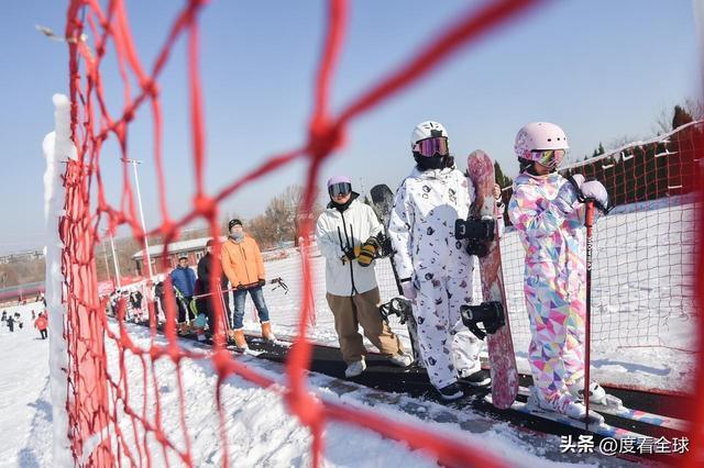 九游体育：从早嗨到晚！潍坊滑雪场单日客流破千冬季遛娃新地标诞生(图6)