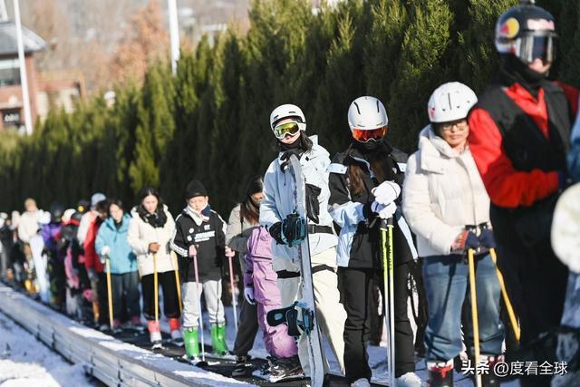 九游体育：从早嗨到晚！潍坊滑雪场单日客流破千冬季遛娃新地标诞生(图12)