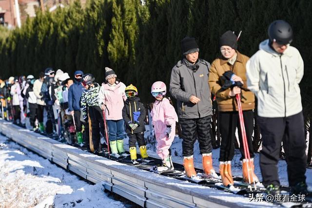 九游体育：从早嗨到晚！潍坊滑雪场单日客流破千冬季遛娃新地标诞生(图10)