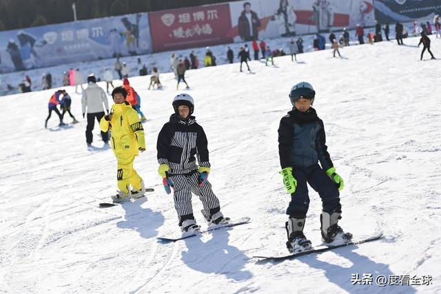 九游体育：从早嗨到晚！潍坊滑雪场单日客流破千冬季遛娃新地标诞生(图16)