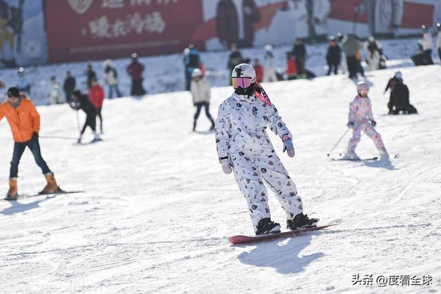 九游体育：从早嗨到晚！潍坊滑雪场单日客流破千冬季遛娃新地标诞生(图19)