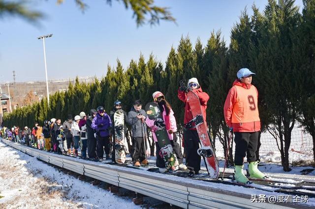 九游体育：从早嗨到晚！潍坊滑雪场单日客流破千冬季遛娃新地标诞生(图7)
