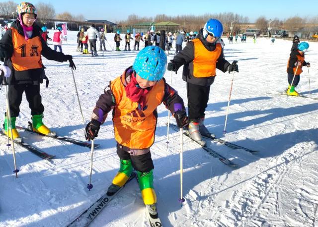 九游体育：冰雪“冷资源”、素质“热课堂”陶家屯镇中心小学校开展滑雪实践活动(图1)