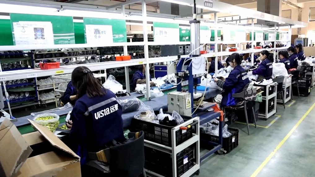 九游体育网站：新华视点丨冰雪经济“冷资源”激发产业发展“热活力”(图2)