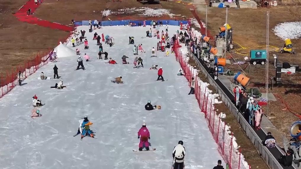 九游体育网站：新华视点丨冰雪经济“冷资源”激发产业发展“热活力”(图1)