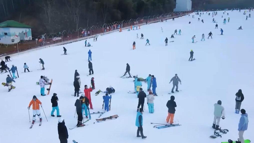 九游体育网站：新华视点丨冰雪经济“冷资源”激发产业发展“热活力”(图5)