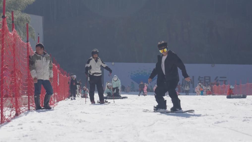 九游体育网站：新华视点丨冰雪经济“冷资源”激发产业发展“热活力”(图6)