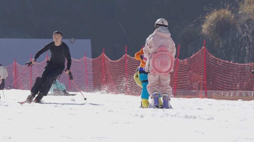 九游体育网站：新华视点丨冰雪经济“冷资源”激发产业发展“热活力”(图7)