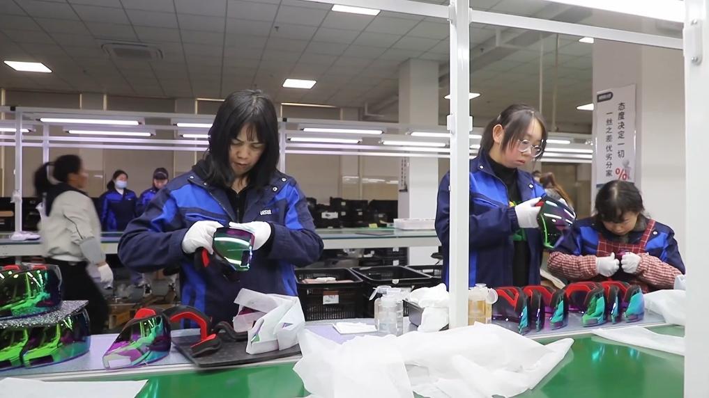 九游体育网站：新华视点丨冰雪经济“冷资源”激发产业发展“热活力”(图8)