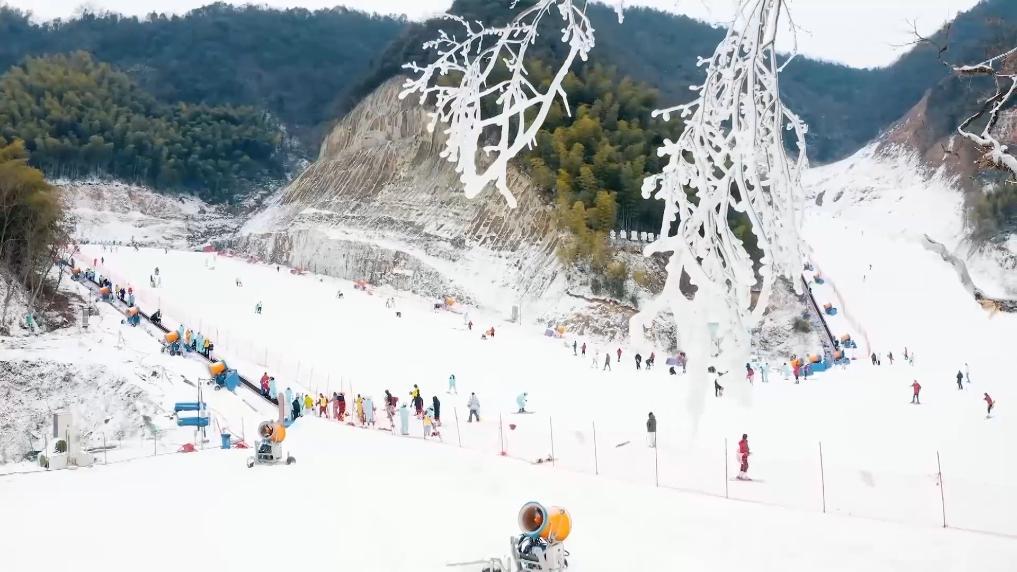 九游体育网站：新华视点丨冰雪经济“冷资源”激发产业发展“热活力”(图9)