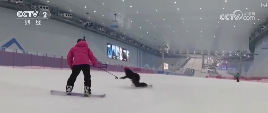 九游体育:“摄影师加鸡腿”!走近“大神”看滑雪摄影师火爆出圈背后……(图6)
