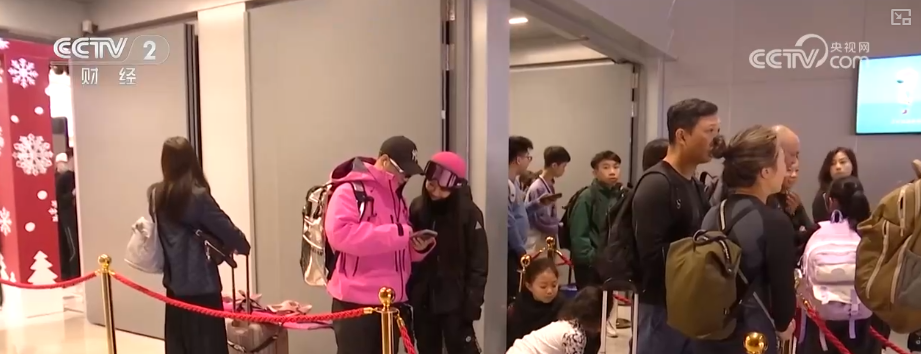 九游体育:“摄影师加鸡腿”!走近“大神”看滑雪摄影师火爆出圈背后……(图3)