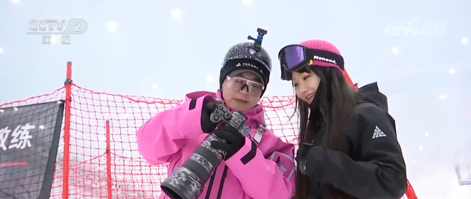九游体育:“摄影师加鸡腿”!走近“大神”看滑雪摄影师火爆出圈背后……(图5)
