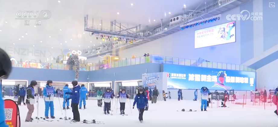 九游体育:“摄影师加鸡腿”!走近“大神”看滑雪摄影师火爆出圈背后……(图1)