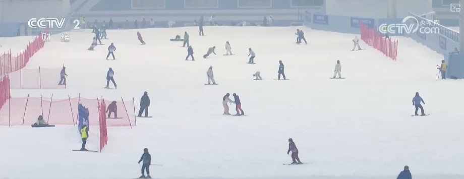 九游体育:“摄影师加鸡腿”!走近“大神”看滑雪摄影师火爆出圈背后……(图2)