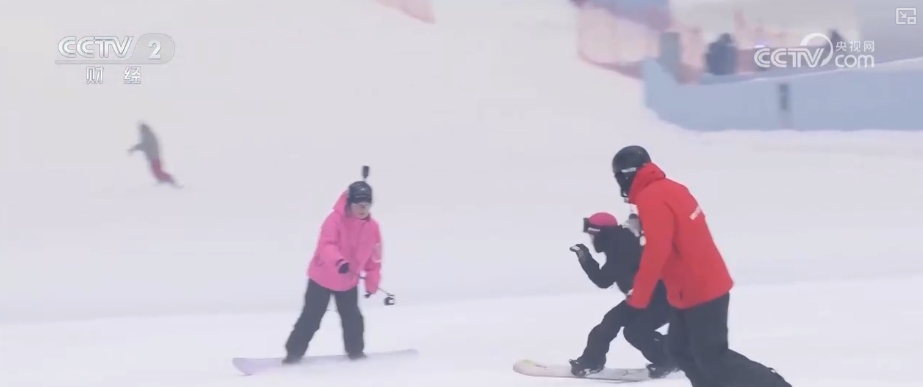 九游体育:“摄影师加鸡腿”!走近“大神”看滑雪摄影师火爆出圈背后……(图10)