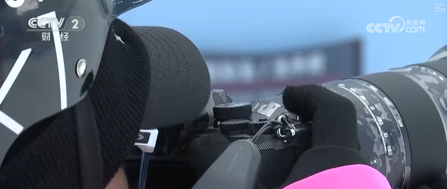 九游体育:“摄影师加鸡腿”!走近“大神”看滑雪摄影师火爆出圈背后……(图8)