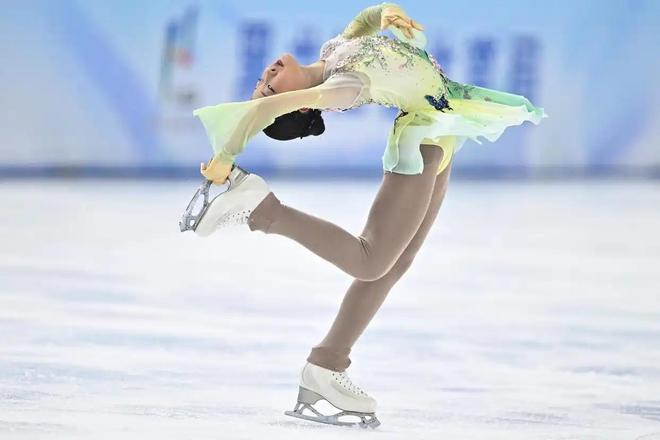 九游体育：20885分夺冠！中国14岁花滑天才少女崛起：美如精灵力压朱易(图2)