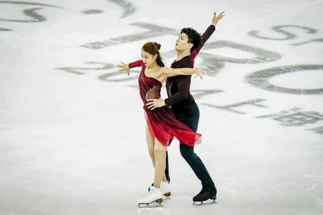 九游体育网站：陈芋汐、诸韵颖助力全民冰雪热第十二届全国大众冰雪季上海分会场启动(图10)