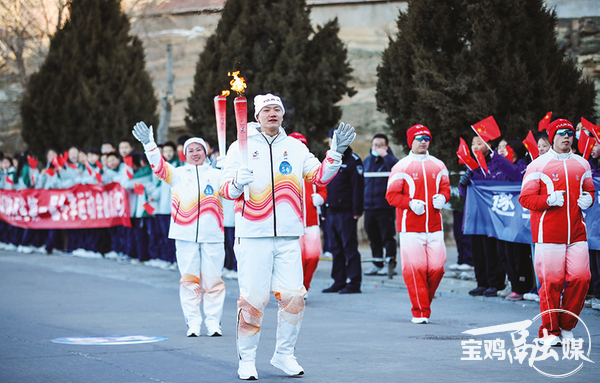 九游体育：高举薪火逐梦冰雪宝鸡5名体育先进工作者参加省一冬会火炬传递(图1)