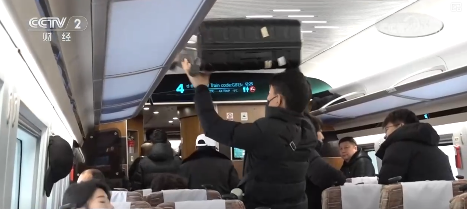 从“观赏”到“玩转”冰雪消费新趋势、新亮点持续拓展冬季消费新空间(图1)