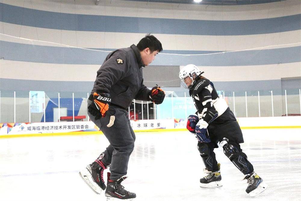威海临港区:冰球馆升级归来助推冰雪运动“四季常热”(图2)