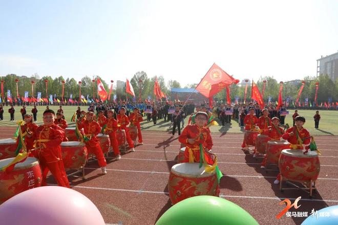 春潮涌动催奋进少年逐梦正当时——2026年侯马市第四十二届中小学生田径运动会开幕(图1)