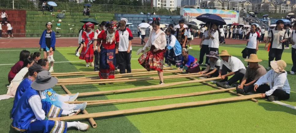 【党建引领强校工程】同心逐梦民族情趣享运动迎盛会丨柳州市第三十九中学庆祝广西三月三活动暨2026年春季运动会顺利落幕！(图2)
