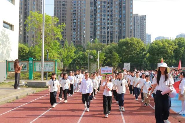 九游体育：两江新区同源小学2026年春季田径运动会圆满落幕(图1)