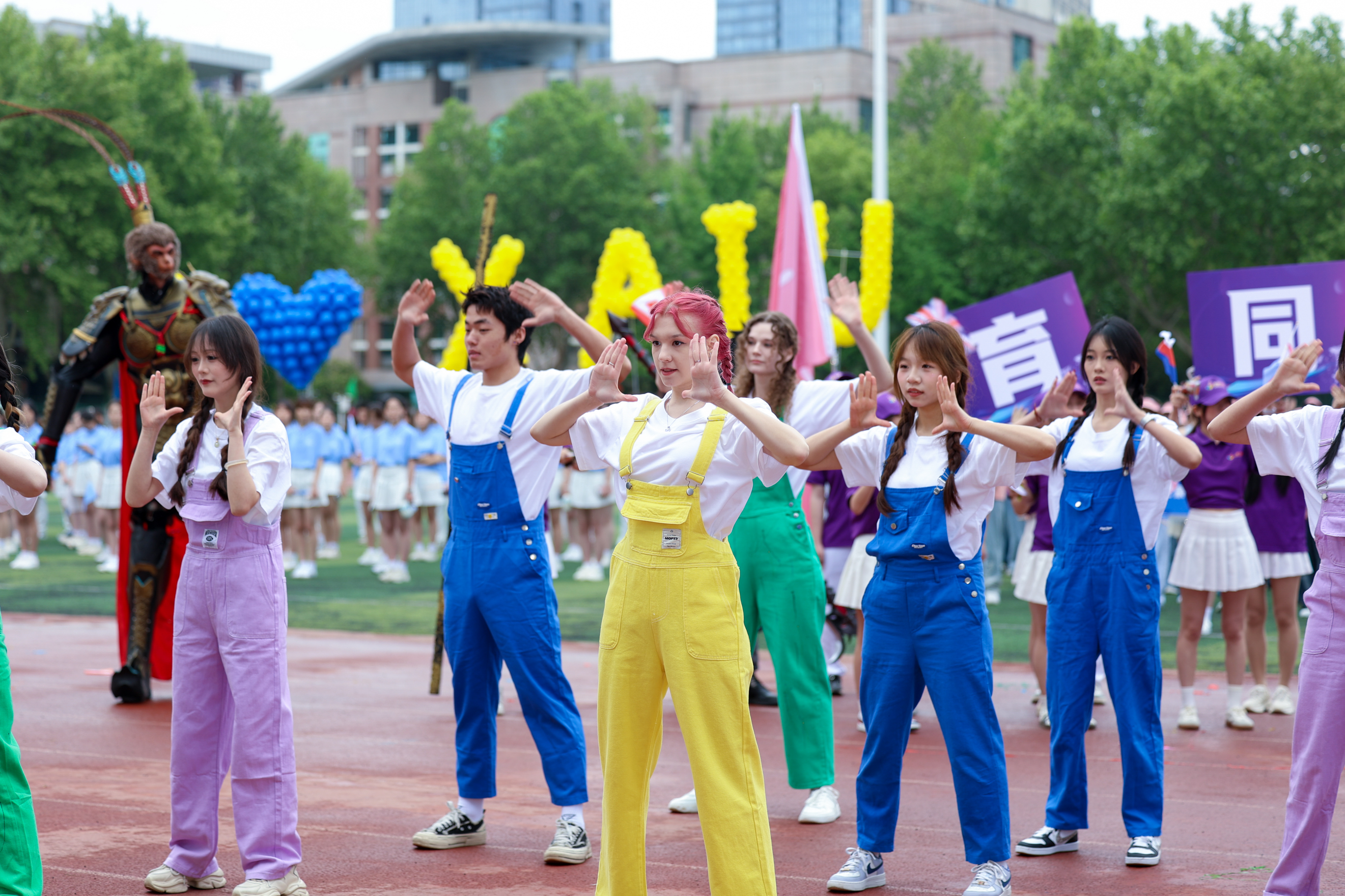 机器人亮功夫、马术表演、摩托车奔驰——西安外事学院2026年运动会诠释“青春自定义”(图2)