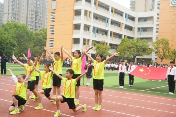 九游体育网站：骏马奔腾展风采活力校园绽光芒——合肥市育新小学2026年春季田径运动会圆满落幕(图6)