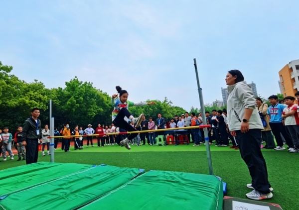 九游体育网站：骏马奔腾展风采活力校园绽光芒——合肥市育新小学2026年春季田径运动会圆满落幕(图9)