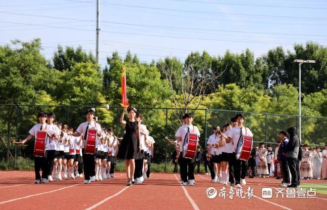 九游体育网站：菏泽信息工程学校2026年春季运动会隆重开幕(图3)